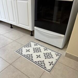 Alfombra ” VINILICA” 40 cm x 60 cm GEOMÉTRICA BLANCO Y NEGRO.