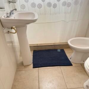 Alfombra "MAT" POMPÓN AZUL