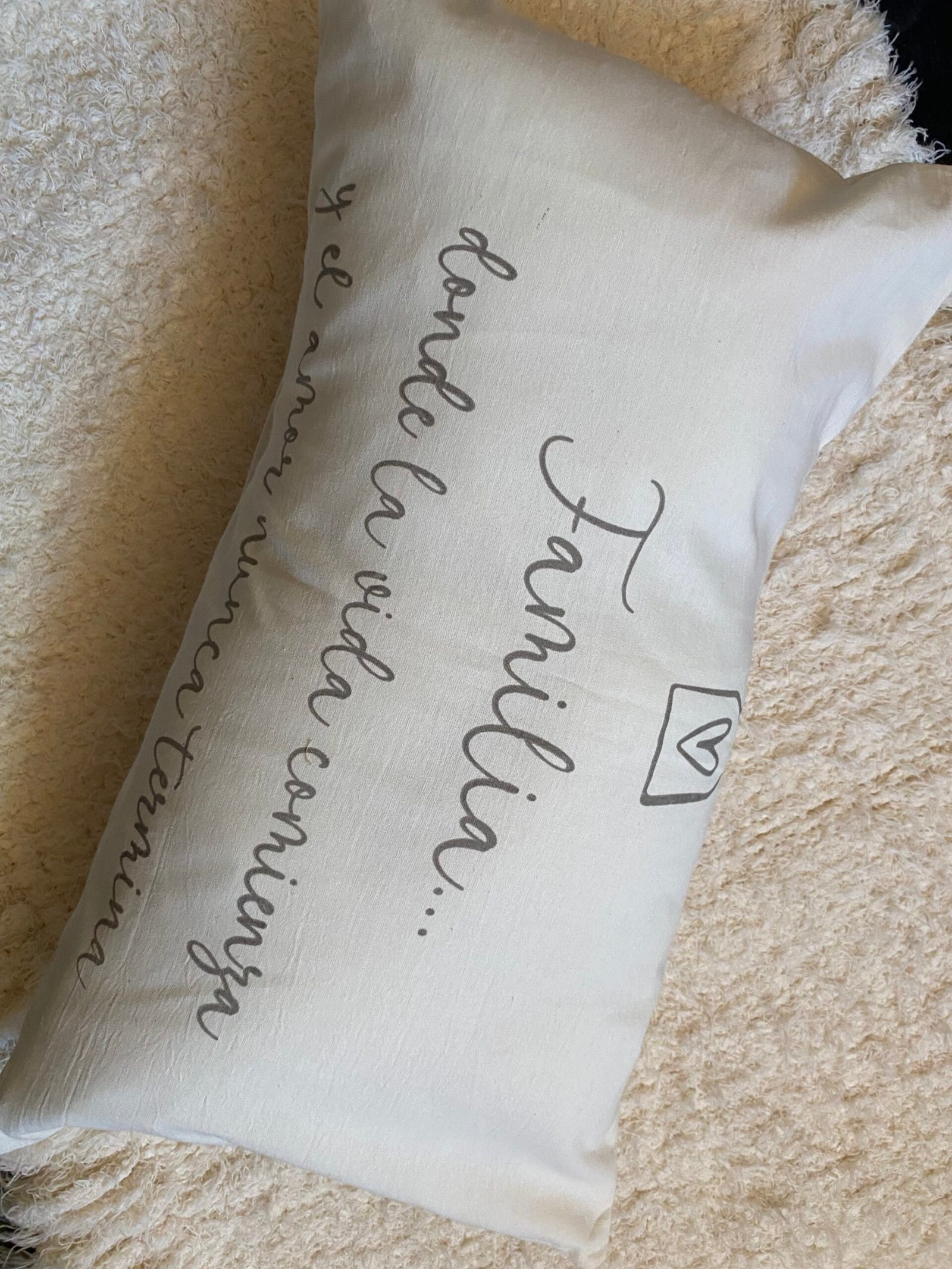 Almohadón ''FAMILIA DONDE LA VIDA COMIENZA Y...'' - Image 2